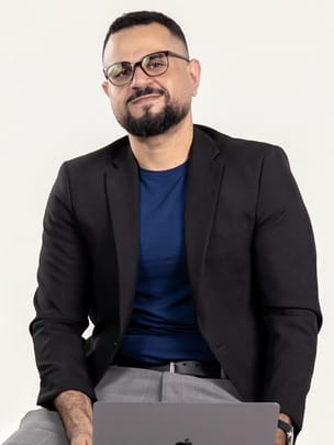 José Ferreira Neto, sócio-fundador da Projeta Partners, sentado com um notebook
